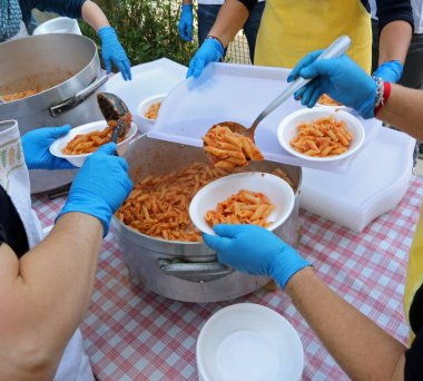 Kantinde makarna ve domates soslu yemek dağıtım