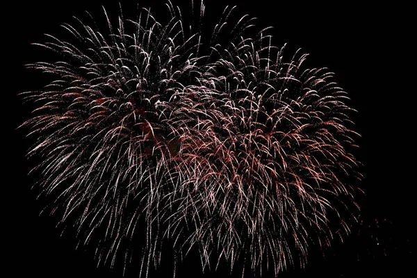 Fogos de artifício artificiais à noite com céu negro — Fotografia de Stock