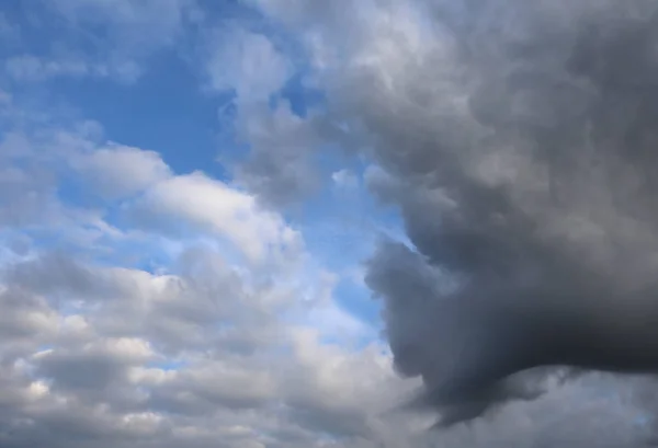 Cielo blu con nuvole bianche e nere — Foto Stock