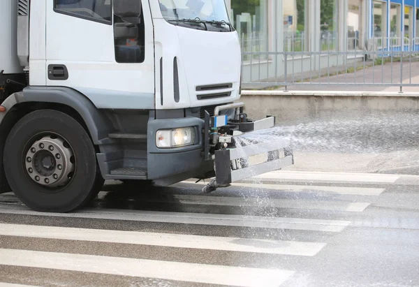 Großlastwagen zur Reinigung der Straßen der Stadt — Stockfoto