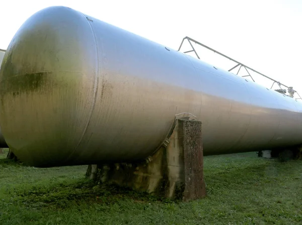 Metán gáz tárolására szolgáló hosszú tartály — Stock Fotó