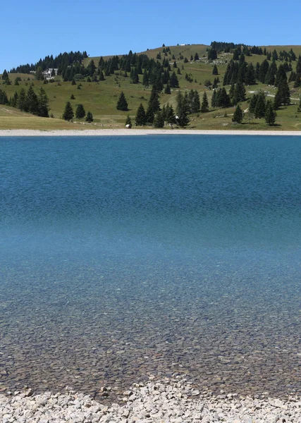 Precioso estanque alpino con agua cristalina y teja de grava — Foto de Stock