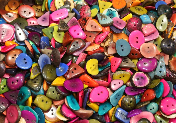 Muitos botões coloridos feitos com as sementes da palmeira tropical tr — Fotografia de Stock