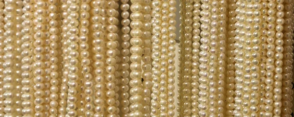Collares de perlas preciosas en venta en joyería —  Fotos de Stock