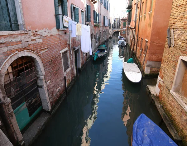 Very narrow navigable canal in Venice in Italy with boats — Stock Photo, Image