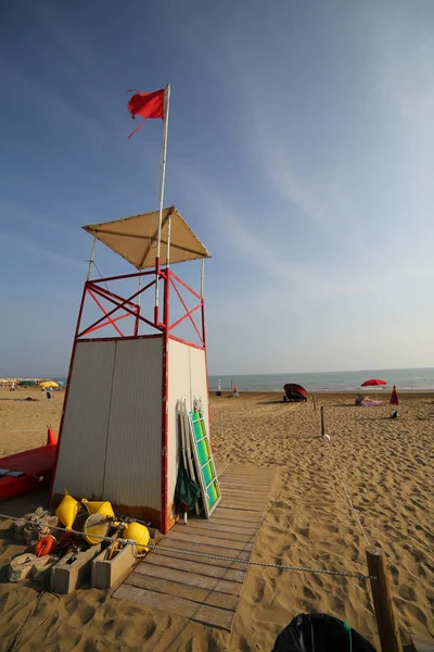 Őrtorony-lifeguards és a piros zászló — Stock Fotó