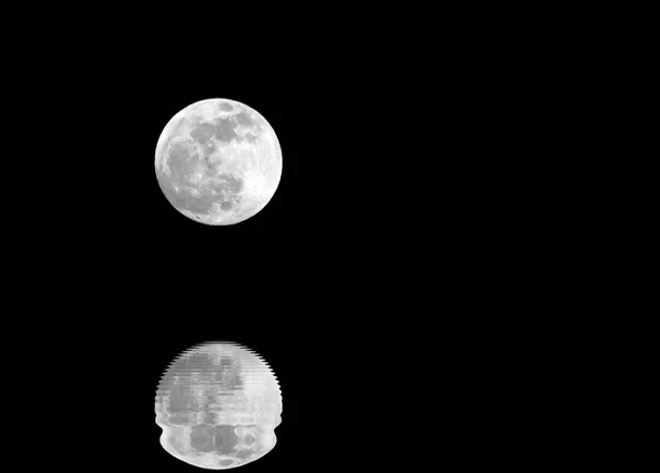 Bulan purnama dan bulan refleksi pada permukaan air dengan — Stok Foto