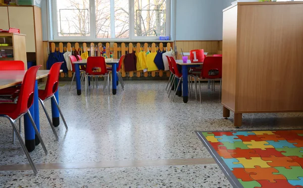 Dentro de un aula en el jardín de infantes con sillas pequeñas — Foto de Stock