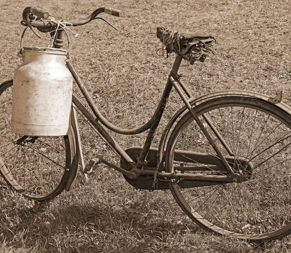 Bicicleta de ordenha com bin para transporte de leite efeito sépia — Fotografia de Stock