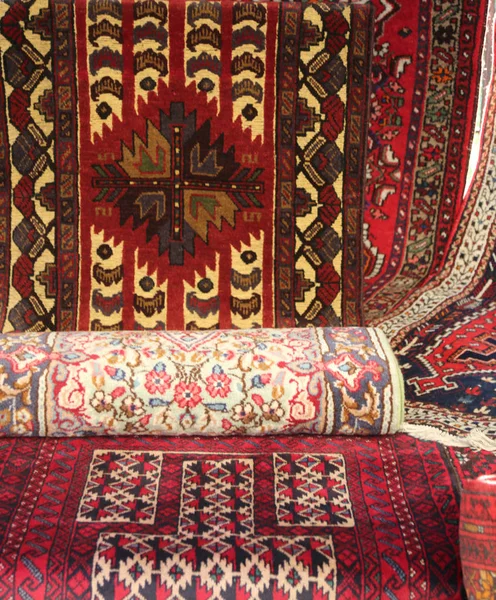 Cenne dywany na sprzedaż w sklepie — Zdjęcie stockowe
