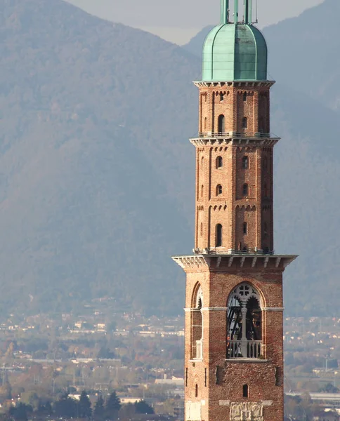 在维琴察的纪念碑塔叫 Palladiana 大教堂 — 图库照片