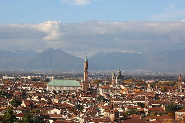 Široký panoramatický pohled Vicenza město v Itálii a památník ca — Stock fotografie