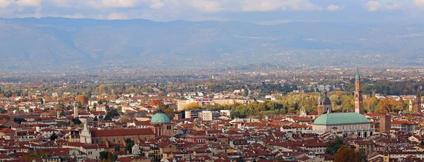 Široký panoramatický pohled Vicenza město v severním Itálii a fam — Stock fotografie