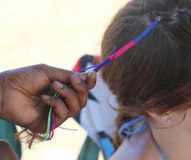 Afrikalı kadın el bir saç modeli renkli kaplama ile yapıyor