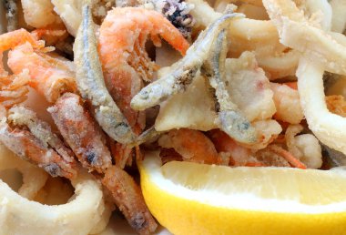 paket servisi olan Restoran Restoran ve bir dilim limon kızarmış balık