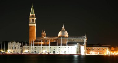 Saint George ışıklı Bazilikası gece ve yansıması