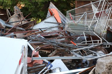 demir çelik malzemeden geri dönüşüm paslı alışveriş arabası