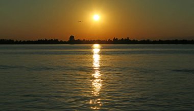 Sarı güneş batımında reklam su yansımaları ile