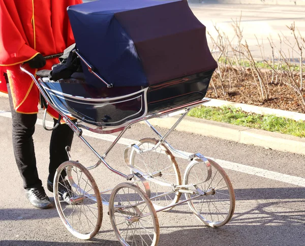 Eski bebek arabası bir kişi tarafından itti