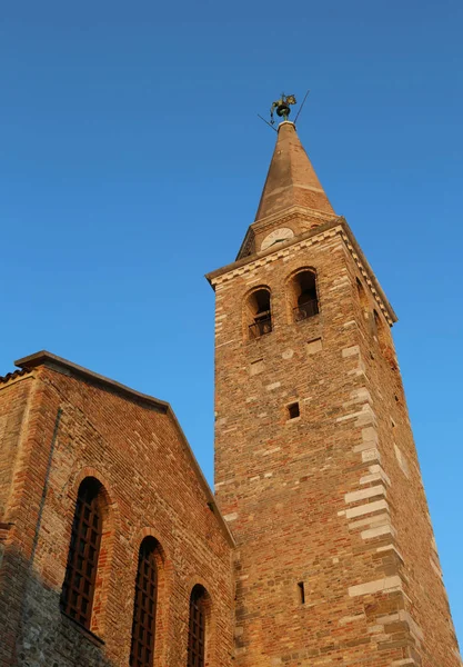 Древняя церковь и колокольня Санта-Эуфемия в городе Calle — стоковое фото
