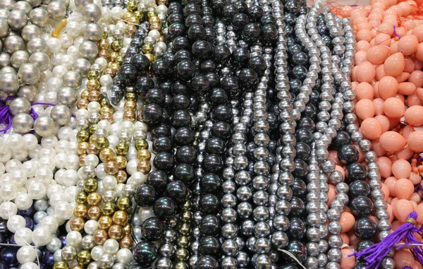 Hintergrund der bunten Halsketten mit Tausenden von bunten — Stockfoto