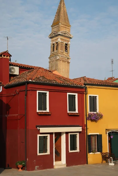 Campanile della chiesa nel centro storico di BURANO vicino Venezia in italia — Foto Stock