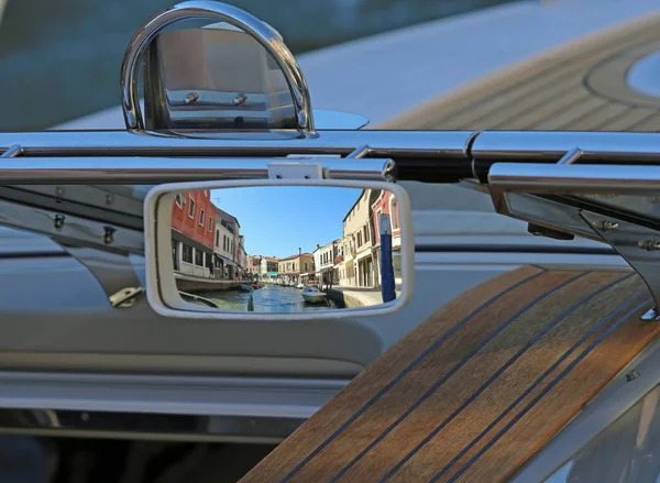 Cool rearview spiegel van de boot in het kanaal van een eiland in de buurt van — Stockfoto