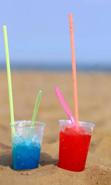 Drinks im Glas am Strand im Sommer — Stockfoto