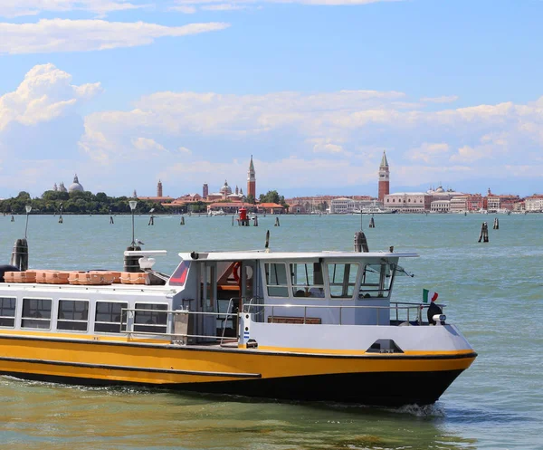 Traghetto naviga veloce vicino a Venezia in Italia — Foto Stock