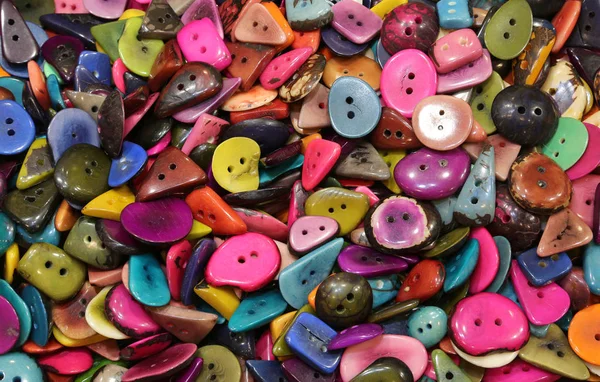 Много цветных кнопок, сделанных из пальмы — стоковое фото