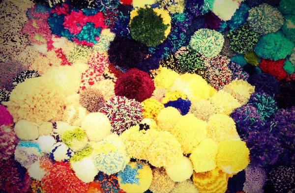 Pompons muito macio e colorido lã — Fotografia de Stock