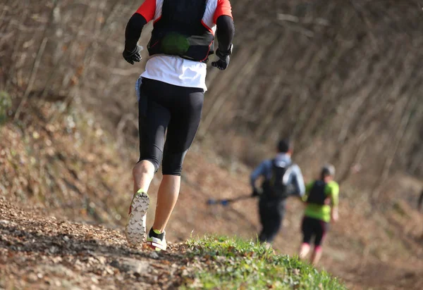 Runner podczas wyścigu kraju na szlaku — Zdjęcie stockowe