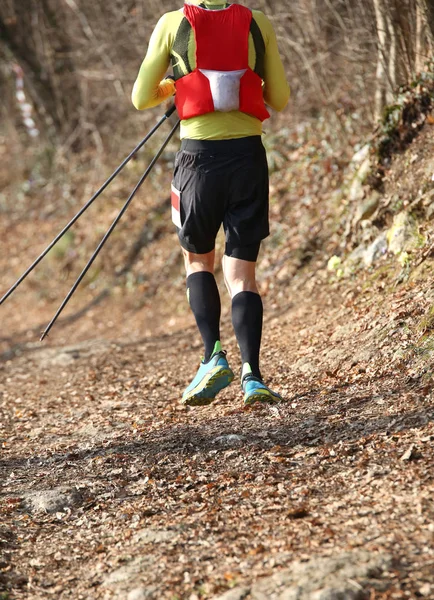 Corredor durante caminar con palos llamados nordic walking — Foto de Stock