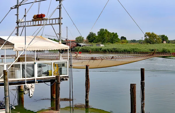 用渔网在河上捕鱼的高跷屋 — 图库照片