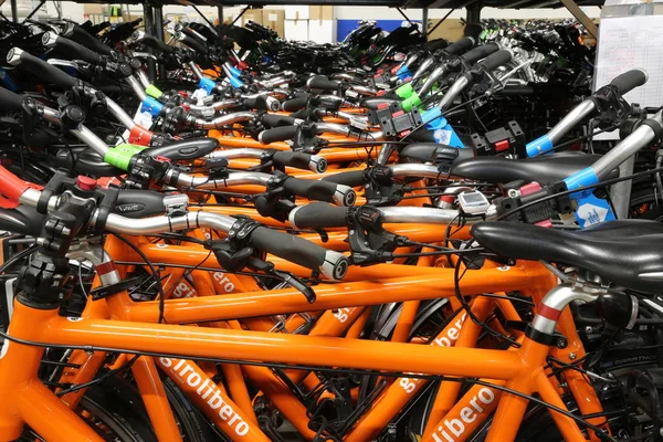 Vicenza, VI, Italia - 1 de enero de 2017: Almacén de bicicletas naranja — Foto de Stock