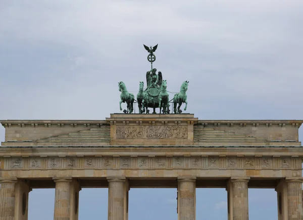 Berlim Alemanha Ancient Brandenburg Gate símbolo da cidade — Fotografia de Stock