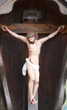 ahşap heykeli çarmıha Cizvit ve th üzerinde INRI yazıları