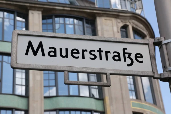 도 표지판에 베를린의 거리 라는 의미 Mauerstrasse — 스톡 사진