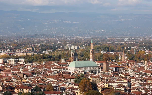 Vicenza stad i norra Italien och det berömda monumentet kallas Bas — Stockfoto