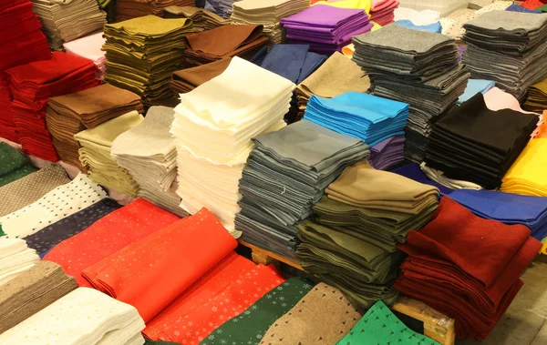 Plsť a textilie na prodej v obchodě specializující se na decoupge — Stock fotografie