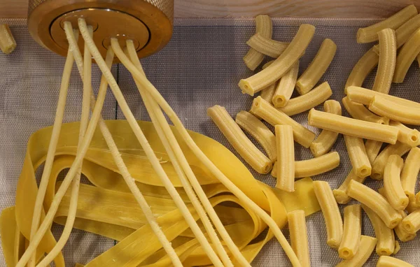 Pasta fresca fatta in casa con macchina — Foto Stock