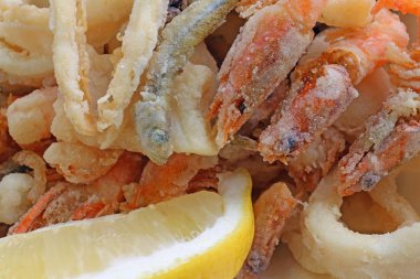 paket servisi olan Restoran Restoran Karidesli kızarmış balık