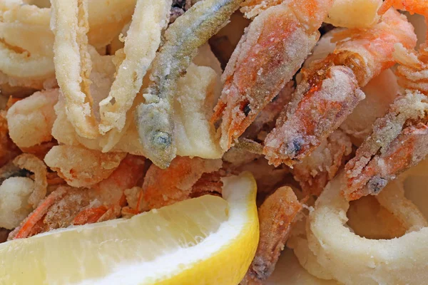 Peixe frito com camarão no restaurante takeaway — Fotografia de Stock