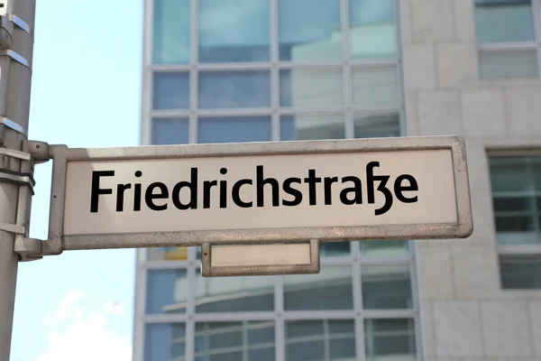 Rua principal de Berlim no sinal de estrada chamado friedrichstrasse t — Fotografia de Stock