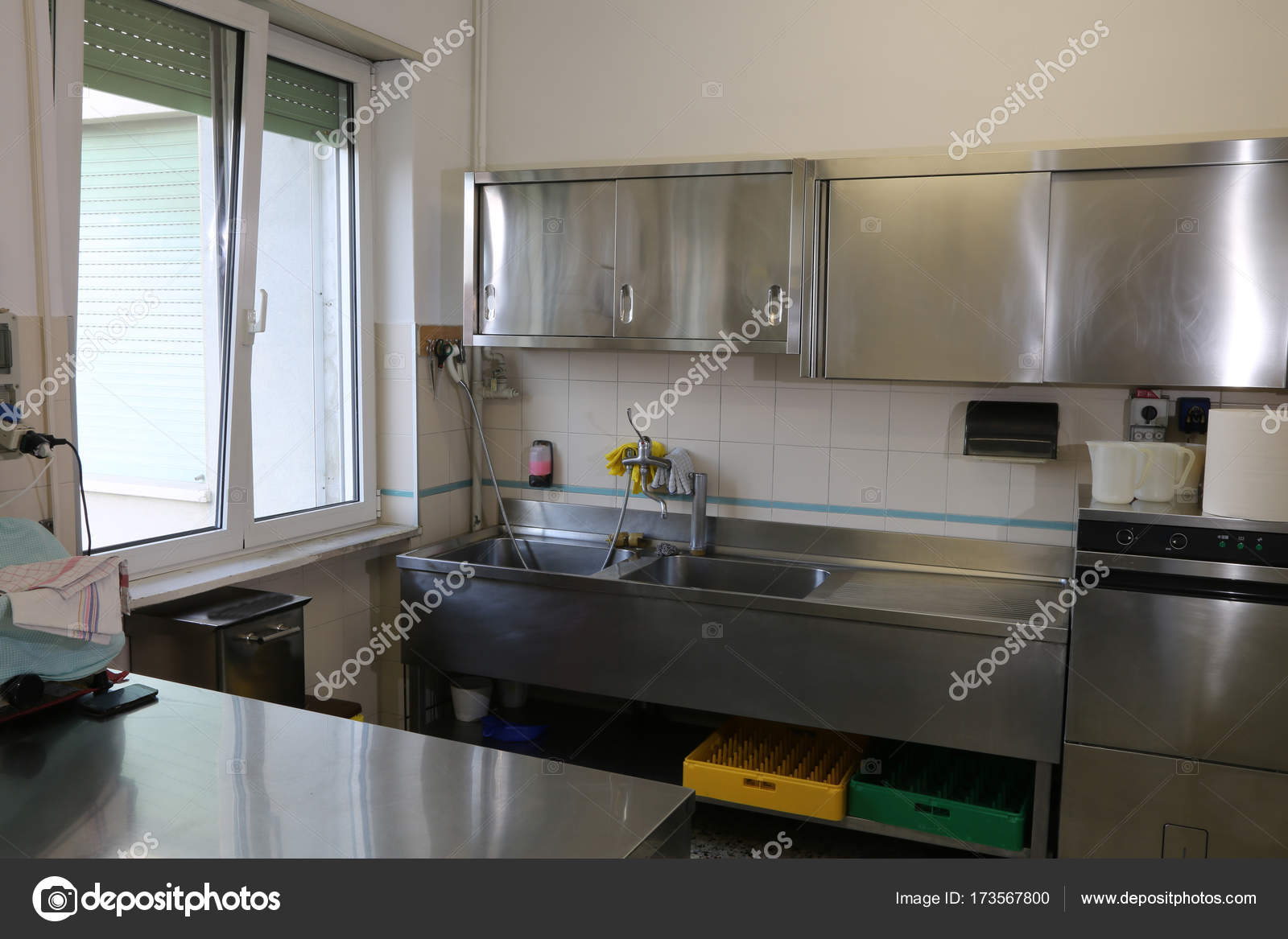 Balde De Inox Grande Em Uma Cozinha Industrial Stock Photo Balde De Inox Grande Em Uma Cozinha Industrial Stock Photo