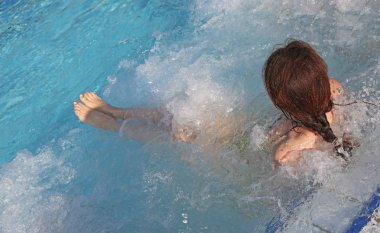 Lüks bir spa havuzunda oturuyor ve hidromasaj sırasında kadın