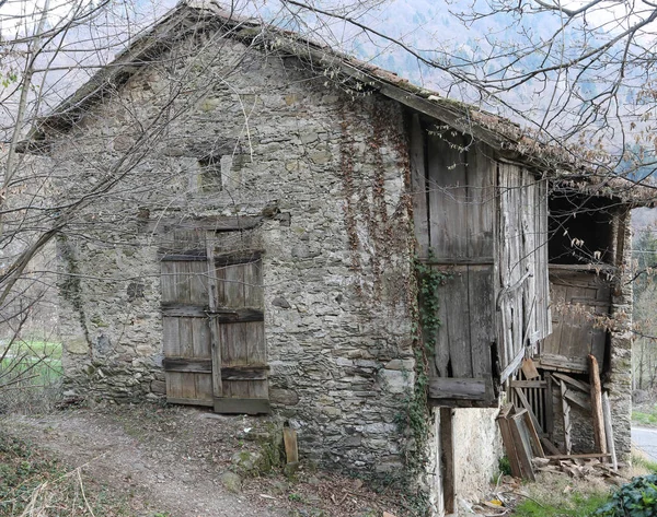 Opuszczony dom drewniany również zrobić z kamieni — Zdjęcie stockowe