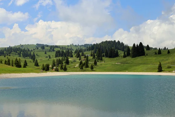 Saf su ile Kuzey İtalya'daki Alp gölet — Stok fotoğraf
