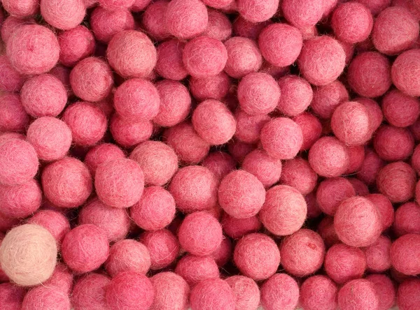 Achtergrond van roze vilt ballen — Stockfoto