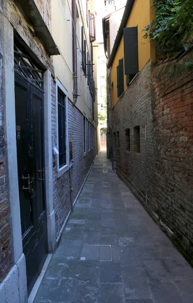 Estrecha calle veneciana llamada Calle en Italia — Foto de Stock